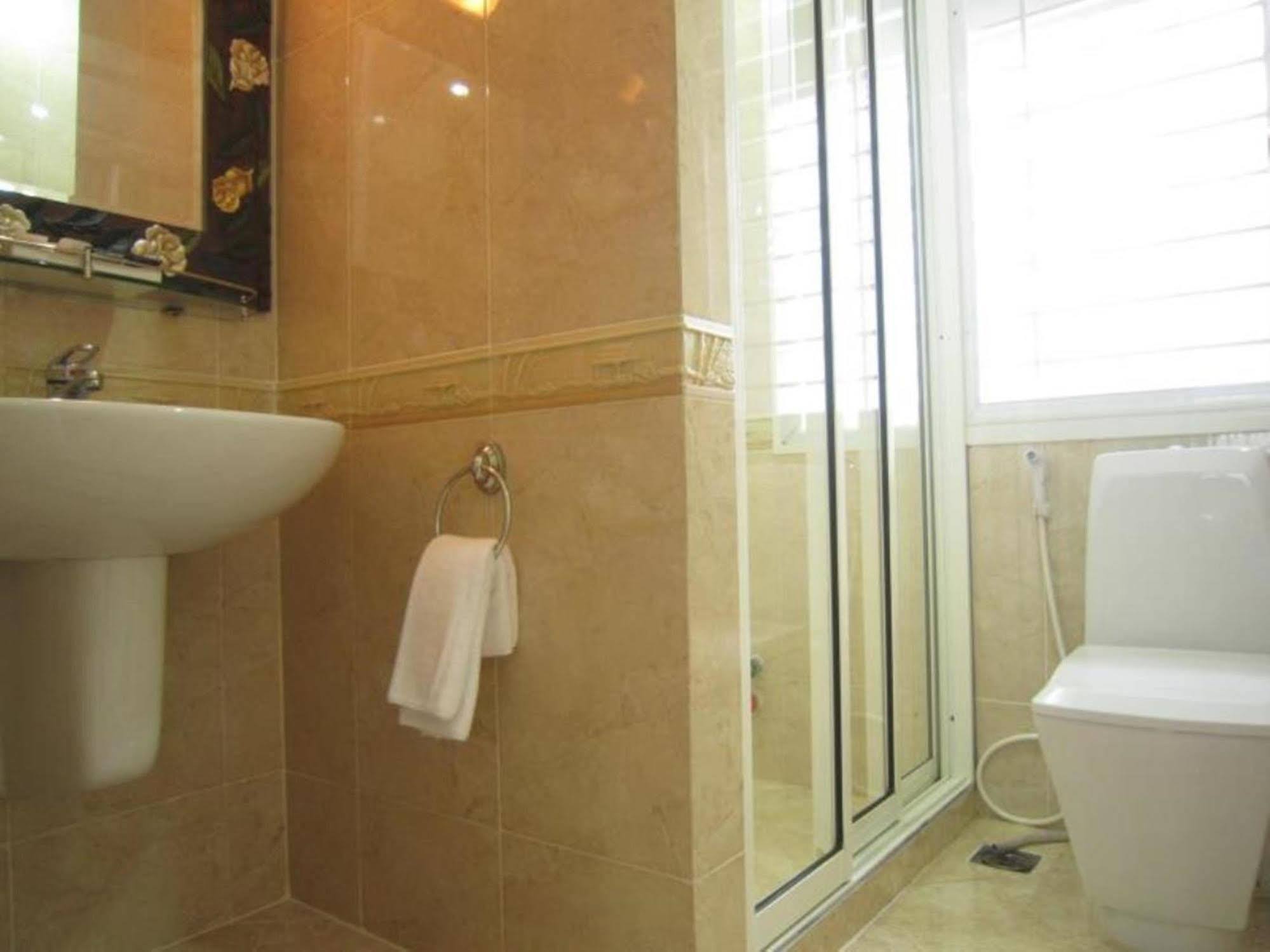 הו צ'י מין סיטי Hoang Thanh Thuy Airport Hotel 1 - Gan Am Thuc Dem Cho Hoang Hoa Tham מראה חיצוני תמונה