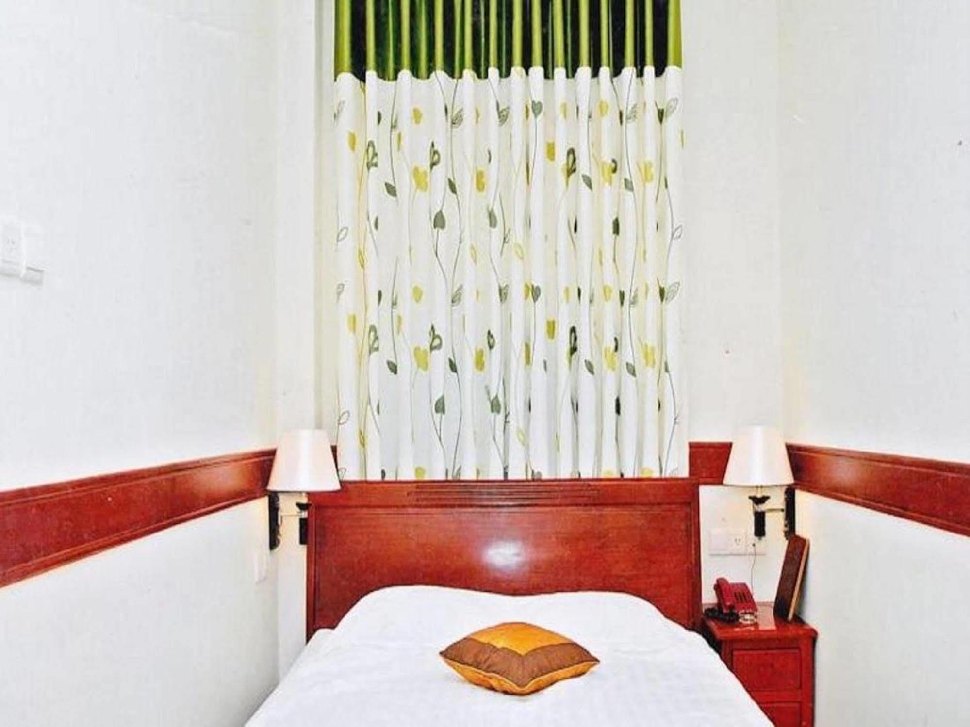 הו צ'י מין סיטי Hoang Thanh Thuy Airport Hotel 1 - Gan Am Thuc Dem Cho Hoang Hoa Tham מראה חיצוני תמונה
